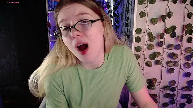 Strawberry juli online show from 03/12/25, 10:05