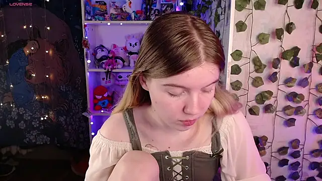 Strawberry juli online show from 03/18/25, 02:15