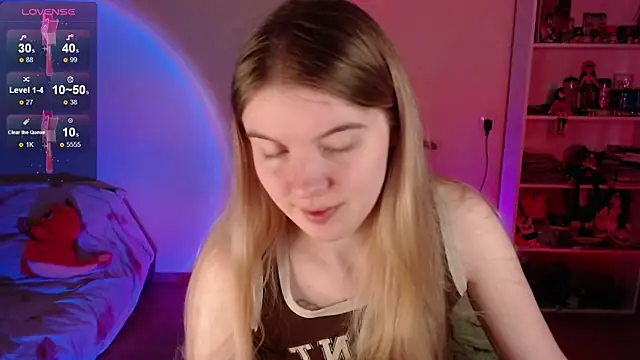 Snapshot of Strawberry_juli chatting on 05/19/26, 05:36 Strawberry juli online show from 05/19/26, 05:36