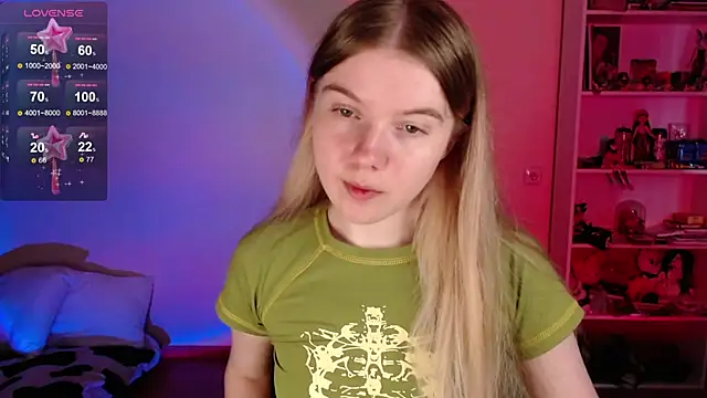 Snapshot of Strawberry_juli chatting on 06/15/26, 03:09 Strawberry juli online show from 06/15/26, 03:09