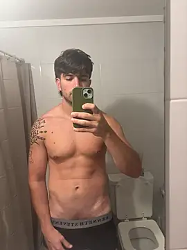 Snapshot of shuki0101 chatting on 02/13/26, 03:30 shuki0101 online show from 02/13/26, 03:30