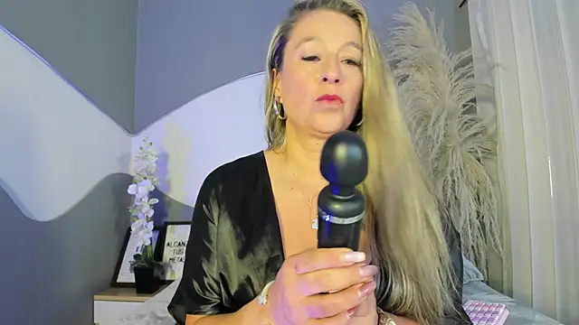 Liannaa  online show from 04/17/26, 11:57