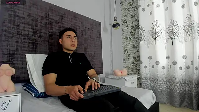 loverisu-coral online show from 03/18/26, 08:56