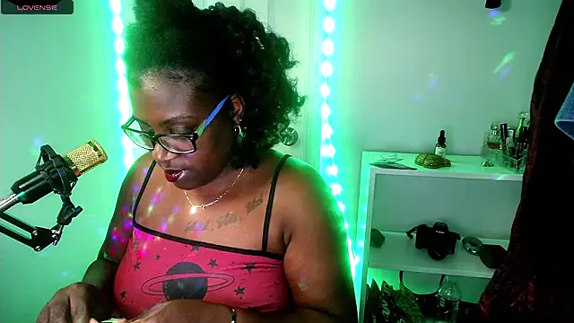 Snapshot of lovelyenigma365 chatting on 01/13/26, 07:19 lovelyenigma365 online show from 01/13/26, 07:19