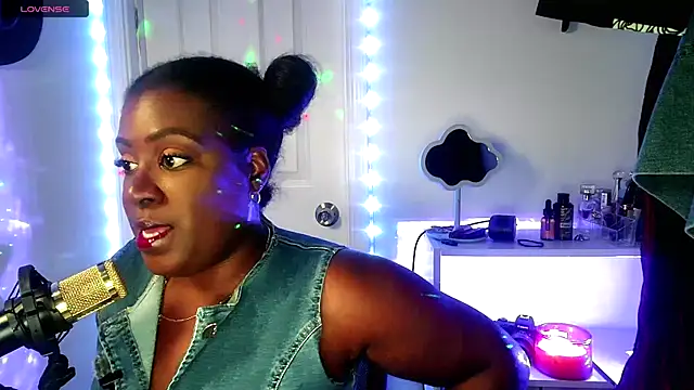 Snapshot of lovelyenigma365 chatting on 01/15/26, 05:12 lovelyenigma365 online show from 01/15/26, 05:12