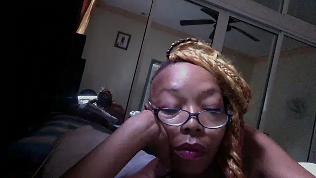 Ladyzee25 online show from 10/17/25, 01:03