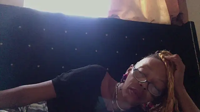 Ladyzee25 online show from 10/21/25, 02:29