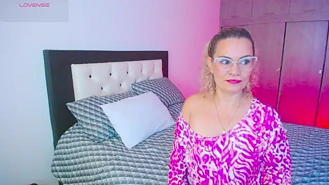 CarolinneFiotti online show from 09/27/25, 01:16