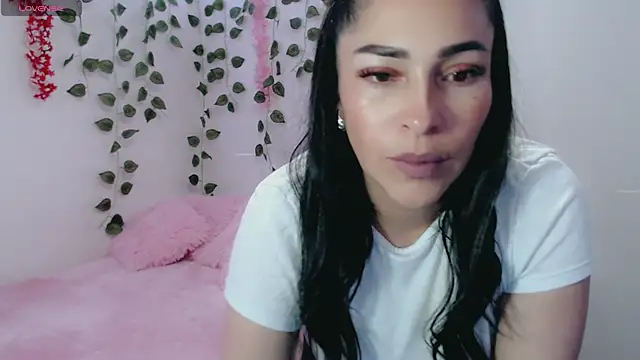 luna lgomez  online show from 03/08/25, 11:05