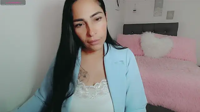 luna lgomez  online show from 12/18/25, 11:38