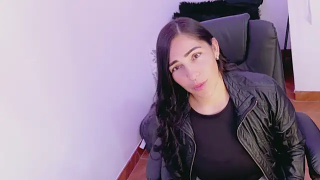 luna lgomez  online show from 04/18/26, 01:37