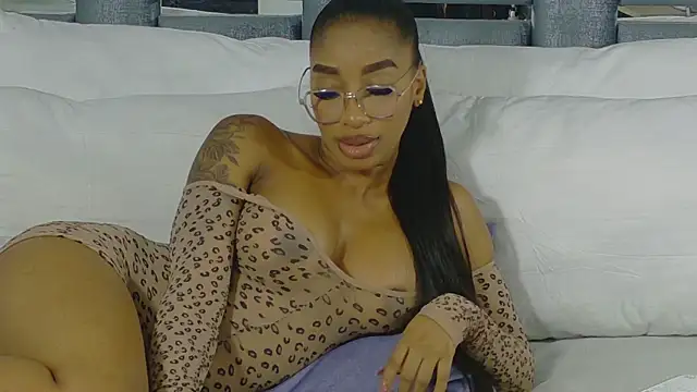 Snapshot of Angelesmith1 chatting on 12/21/25, 02:08 Angelesmith1 online show from 12/21/25, 02:08