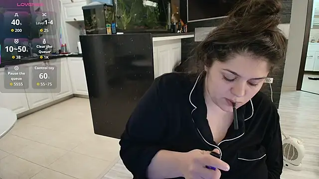 Layla- online show from 11/22/25, 11:42