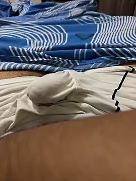 Snapshot of yeezy2819 chatting on 03/12/25, 05:13 yeezy2819 online show from 03/12/25, 05:13