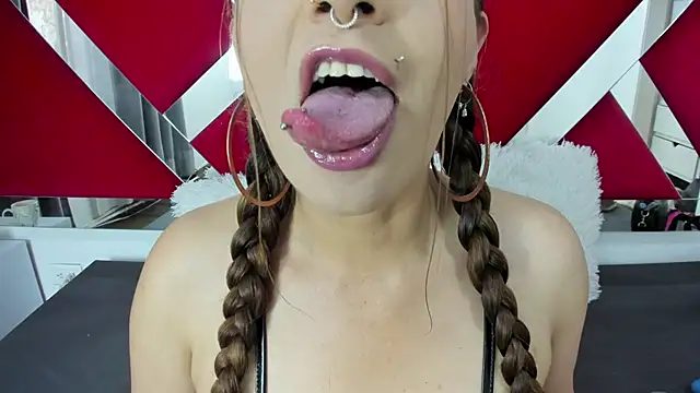 Snapshot of nicollewayne10 chatting on 10/18/25, 10:10 nicollewayne10 online show from 10/18/25, 10:10