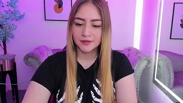 Snapshot of Agatha_luxx chatting on 03/17/25, 12:46 Agatha luxx online show from 03/17/25, 12:46