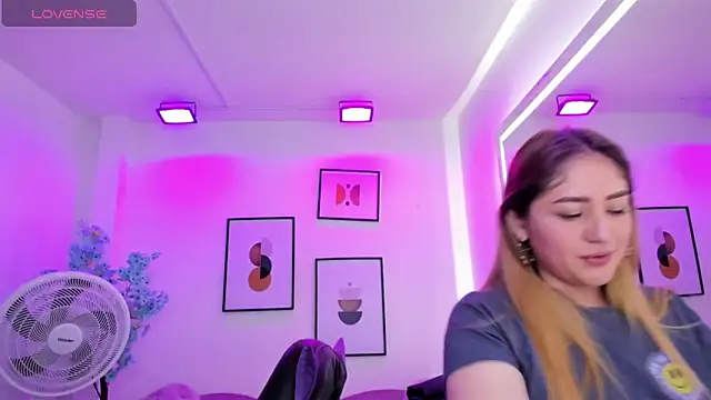 Snapshot of Agatha_luxx chatting on 03/19/25, 12:34 Agatha luxx online show from 03/19/25, 12:34