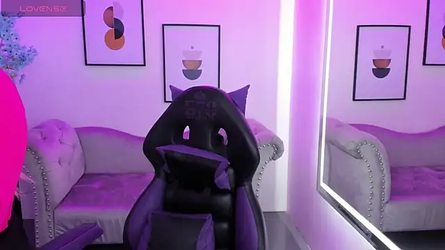 Snapshot of Agatha_luxx chatting on 03/19/25, 03:40 Agatha luxx online show from 03/19/25, 03:40