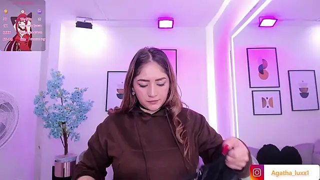 Snapshot of Agatha_luxx chatting on 10/29/25, 12:40 Agatha luxx online show from 10/29/25, 12:40