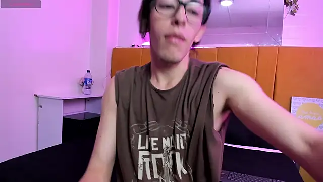 Snapshot of Andrew_Wolff chatting on 03/08/25, 04:45 Andrew Wolff online show from 03/08/25, 04:45