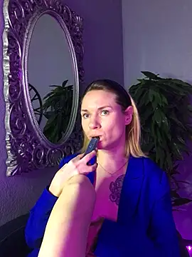 Snapshot of EmmaGallen chatting on 03/16/25, 08:43 EmmaGallen online show from 03/16/25, 08:43