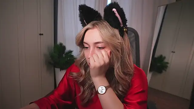 christie luv online show from 11/04/25, 01:32