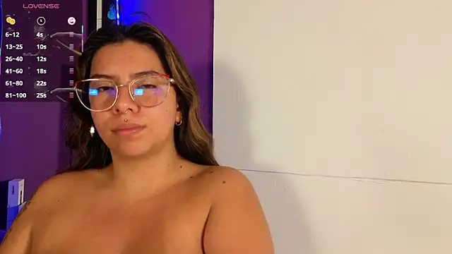 Snapshot of emilyy_cooperr chatting on 06/04/26, 12:33 emilyy cooperr online show from 06/04/26, 12:33