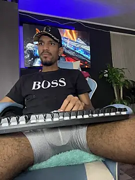 Snapshot of Miguel_bigcock chatting on 03/08/25, 04:50 Miguel bigcock online show from 03/08/25, 04:50