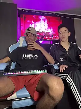 Snapshot of Miguel_bigcock chatting on 03/14/25, 01:57 Miguel bigcock online show from 03/14/25, 01:57