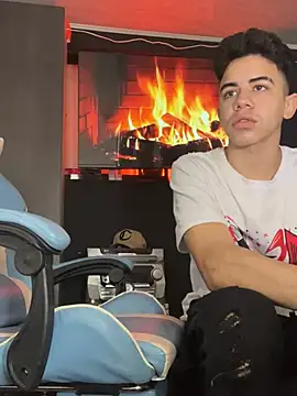 Snapshot of Miguel_bigcock chatting on 03/17/25, 02:34 Miguel bigcock online show from 03/17/25, 02:34