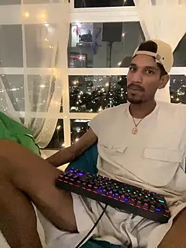 Snapshot of Miguel_bigcock chatting on 10/28/25, 11:29 Miguel bigcock online show from 10/28/25, 11:29