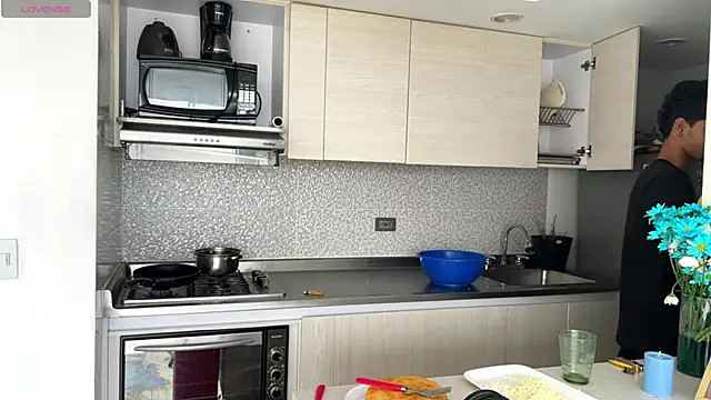 Snapshot of Miguel_bigcock chatting on 12/16/25, 02:55 Miguel bigcock online show from 12/16/25, 02:55