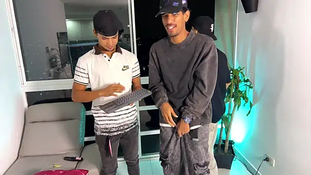 Snapshot of Miguel_bigcock chatting on 12/21/25, 05:03 Miguel bigcock online show from 12/21/25, 05:03