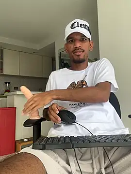 Snapshot of Miguel_bigcock chatting on 02/19/26, 03:19 Miguel bigcock online show from 02/19/26, 03:19