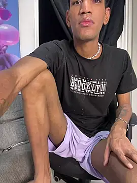 Snapshot of Miguel_bigcock chatting on 04/14/26, 01:33 Miguel bigcock online show from 04/14/26, 01:33