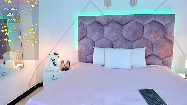 aurora collinss  online show from 12/19/25, 01:07