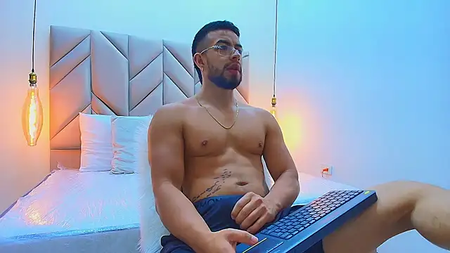 Snapshot of Eithan_Connorr chatting on 03/19/25, 12:01 Eithan Connorr online show from 03/19/25, 12:01