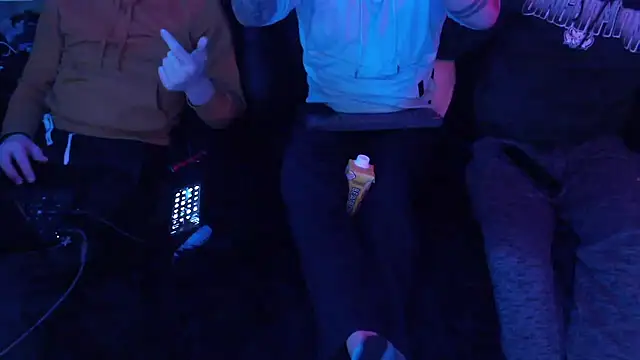 Snapshot of weknowourworth6999 chatting on 01/19/26, 05:33 weknowourworth6999 online show from 01/19/26, 05:33