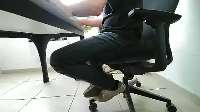 Snapshot of GM51-1988 chatting on 09/19/25, 02:29 GM51-1988 online show from 09/19/25, 02:29