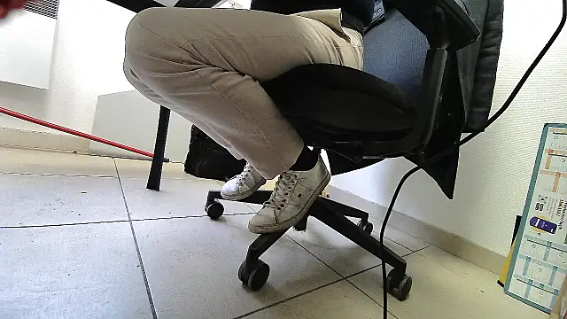 Snapshot of GM51-1988 chatting on 10/15/25, 08:58 GM51-1988 online show from 10/15/25, 08:58