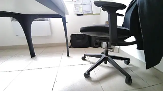 Snapshot of GM51-1988 chatting on 10/31/25, 12:39 GM51-1988 online show from 10/31/25, 12:39