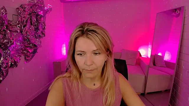 Snapshot of NicoleHitman chatting on 06/20/26, 09:12 NicoleHitman online show from 06/20/26, 09:12