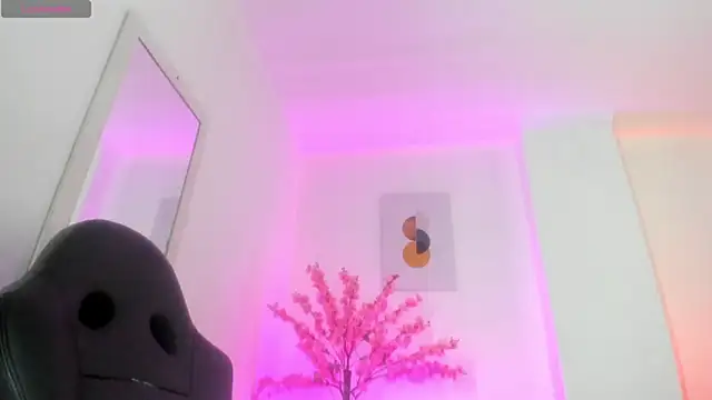 Snapshot of Ayliinn_ chatting on 04/28/26, 01:48 Ayliinn online show from 04/28/26, 01:48