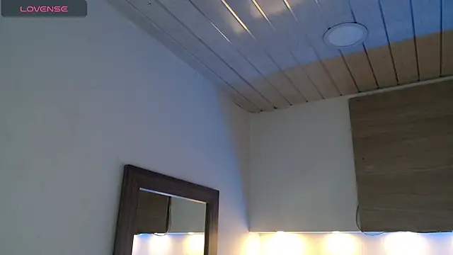 Snapshot of Cristal_Velle chatting on 09/25/25, 12:42 Cristal Velle online show from 09/25/25, 12:42