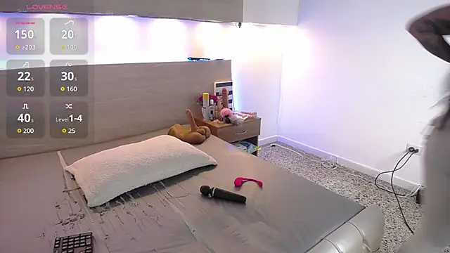 Snapshot of Cristal_Velle chatting on 10/06/25, 12:24 Cristal Velle online show from 10/06/25, 12:24