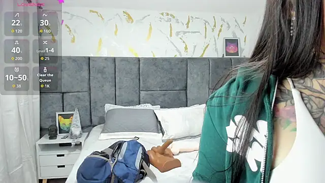 Snapshot of Cristal_Velle chatting on 11/24/25, 01:00 Cristal Velle online show from 11/24/25, 01:00