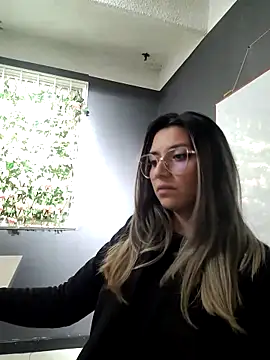 Isabella Varella online show from 03/04/25, 04:52