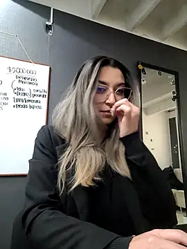 Isabella Varella online show from 03/13/25, 12:56