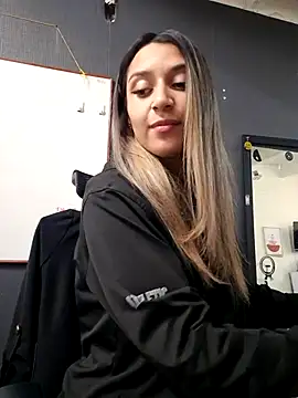 Isabella Varella online show from 10/14/25, 02:29