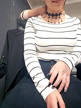 Isabella Varella online show from 10/15/25, 01:00